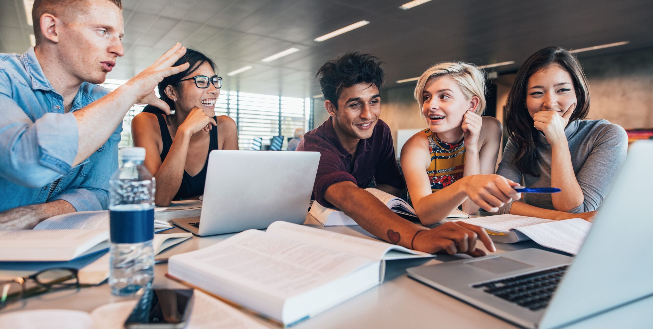 Groupe de jeunes actifs en échange autour d'une table, illustrant l'engagement des 18-35 ans dans le dialogue social en entreprise