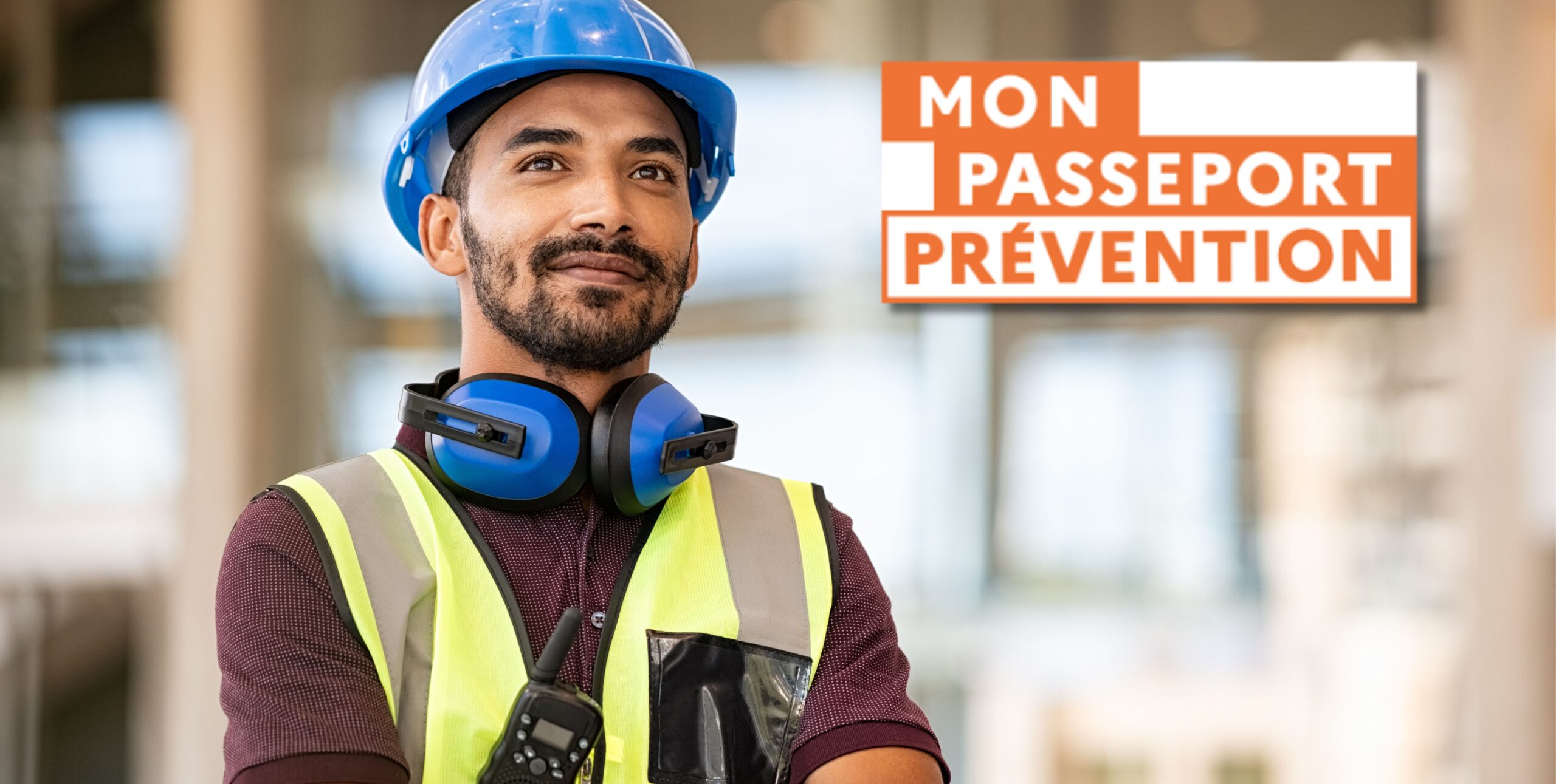 Travailleur en chantier équipé d'un casque et d'un gilet de sécurité, illustration du passeport prévention et des formations SST obligatoires