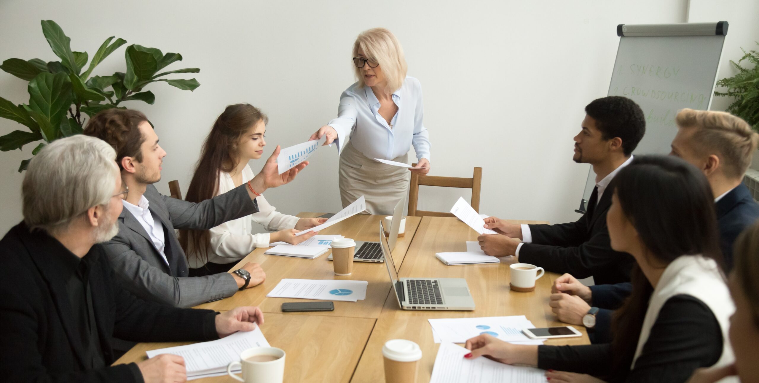 un groupe en réunion sur la cession d'entreprise et le CSE